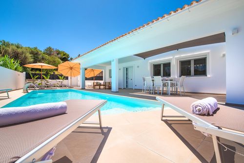 Perla de Baladrar Moderne en luxueuze villa met privézwembad in Benissa, Costa Blanca, Spanje voor 6 personen. Het huis is gelegen nabij restaurants en bars, 500 m van het Cala Baladrar strand, 4 km van Moraira en 0,5 km van de Middellandse Zee....