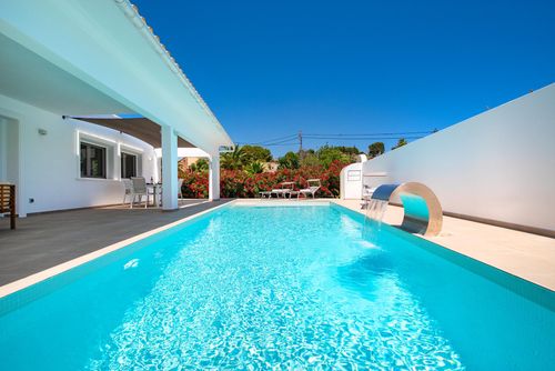 Perla de Baladrar - Totally private and calm, at 400 m from the sea, chill-out Moderna y lujosa villa en Benissa, Costa Blanca, España, con piscina privada para 6 personas. La casa está situada cerca de restaurantes y bares, a 200 m de la playa Cala Baladrar, a 4 km de Moraira y a 0....
