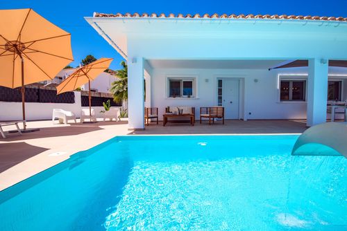 Perla de Baladrar - Totally private and calm, at 400 m from the sea, chill-out Villa moderne et luxueuse avec piscine privée à Benissa, Costa Blanca, Espagne, pour 6 personnes. La maison est située à proximité de restaurants et bars, à 200 m de la plage de Cala Baladrar, à 4 km de Moraira, et à 0,5 km de la mer Méditerranée....