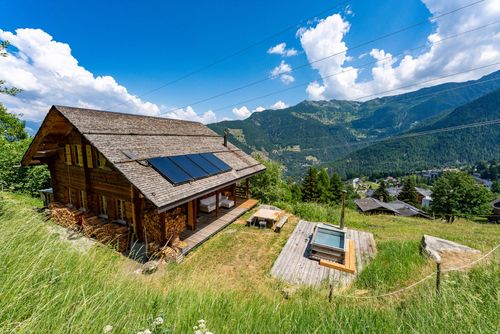 Appartement in Chalet Beau Chalet Bel appartement confortable à La Tzoumaz, 4 Vallées, Suisse pour 14 personnes. L'appartement est situé dans une région montagneuse....