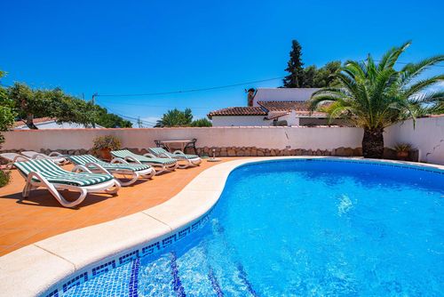 Villa Los Molinos Geweldige en romantische villa in Benissa, Costa Blanca, Spanje met privézwembad voor 6 personen. Het huis is gelegen dicht bij supermarkten, 500 m van het Playa La Fustera strand, 5 km van Calpe en 0,5 km van de Middellandse Zee....