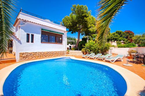 Villa Los Molinos Wundervolle und romantische Villa in Benissa, Costa Blanca, Spanien, mit privatem Pool für 6 Personen. Das Haus befindet sich in der Nähe von Supermärkten, 500 m vom Strand Playa La Fustera, 5 km von Calpe und 0,5 km vom Mittelmeer entfernt....