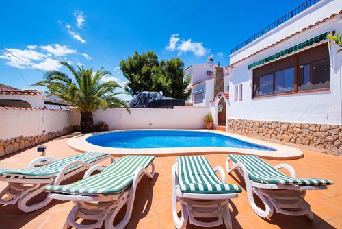 Villa Los Molinos Underbar och romantisk villa i Benissa, Costa Blanca, Spanien med privat pool för 6 personer. Huset ligger i närheten av stormarknader, 500 m från Playa La Fustera-stranden, 5 km från Calpe och 0,5 km från Medelhavet....