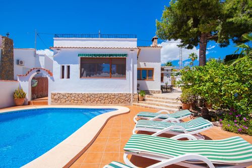 Villa Los Molinos Underbar och romantisk villa i Benissa, Costa Blanca, Spanien med privat pool för 6 personer. Huset ligger i närheten av stormarknader, 500 m från Playa La Fustera-stranden, 5 km från Calpe och 0,5 km från Medelhavet....