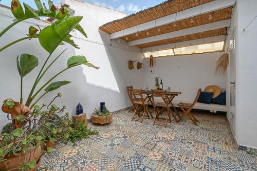 Jardin Blanco Vidunderlig og komfortabelt feriehus med felles basseng i Javea, Costa Blanca, Spania for 4 personer. Huset ligger i et boligområde nær stranden, i nærheten av restauranter, barer og butikker, 200 m fra stranden Platja de Guijarros og 0,2 km fra Middelhavet....