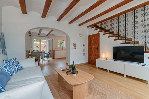 Jardin Blanco Wunderbares und komfortables Ferienhaus mit Gemeinschaftspool in Javea, Costa Blanca, Spanien für 4 Personen. Das Haus befindet sich in einer Wohngegend am Strand, in der Nähe von Restaurants, Bars und Geschäften, 200 m vom Strand Platja de Guijarros und 0,2 km vom Mittelmeer entfernt....