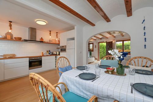 Jardin Blanco Maravillosa y cómoda casa de vacaciones con piscina comunitaria en Jávea, Costa Blanca, España para 4 personas. La casa está situada en una zona residencial de playa, cerca de restaurantes, bares y tiendas, a 200 m de la playa de Platja de Guijarros y a 0....