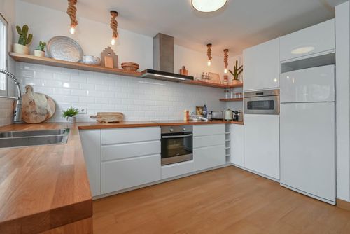 Jardin Blanco Maravillosa y cómoda casa de vacaciones con piscina comunitaria en Jávea, Costa Blanca, España para 4 personas. La casa está situada en una zona residencial de playa, cerca de restaurantes, bares y tiendas, a 200 m de la playa de Platja de Guijarros y a 0....
