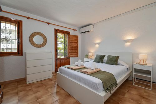 Jardin Blanco Wunderbares und komfortables Ferienhaus mit Gemeinschaftspool in Javea, Costa Blanca, Spanien für 4 Personen. Das Haus befindet sich in einer Wohngegend am Strand, in der Nähe von Restaurants, Bars und Geschäften, 200 m vom Strand Platja de Guijarros und 0,2 km vom Mittelmeer entfernt....