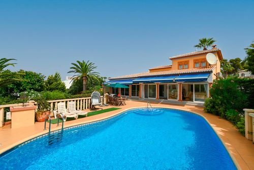 La Florida Villa met privézwembad in Xàbia, Costa Blanca, Spanje voor 6 personen. Het huis is gelegen in een bosrijke en residentiële omgeving en op 1 km van La Barraca, het strand van Xàbia....