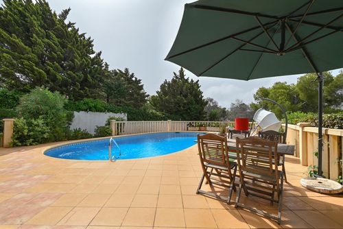 La Florida Villa met privézwembad in Xàbia, Costa Blanca, Spanje voor 6 personen. Het huis is gelegen in een bosrijke en residentiële omgeving en op 1 km van La Barraca, het strand van Xàbia....