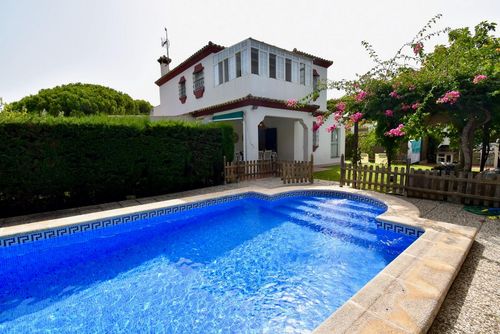 Serena Roche Schöne und komfortable Villa in Conil de la Frontera, Costa de la Luz, Spanien, mit einem privaten Pool für 8 Personen. Das Haus befindet sich in einem Wohngebiet am Strand, 1 km vom Strand Roche und 1 km vom Atlantischen Ozean entfernt....
