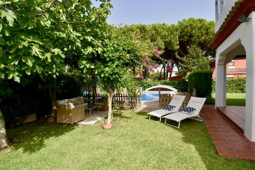 Serena Roche Schöne und komfortable Villa in Conil de la Frontera, Costa de la Luz, Spanien, mit einem privaten Pool für 8 Personen. Das Haus befindet sich in einem Wohngebiet am Strand, 1 km vom Strand Roche und 1 km vom Atlantischen Ozean entfernt....