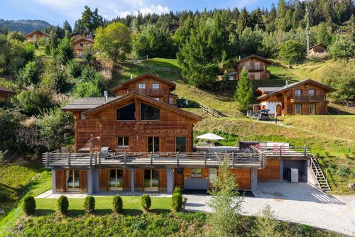 Chalet la Luge - jacuzzi - sauna: La Tzoumaz, 4 Vallees, Switzerland. Aerial view and Parking space