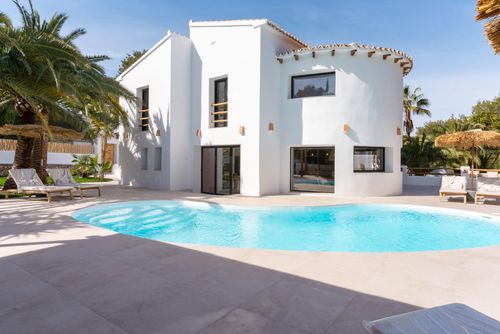 Villa Querida  Luxe 10 persoons Ibiza style villa: Javea, Costa Blanca, Spanje. Tuin en zwembad, Ligbedden en Buitenmeubels