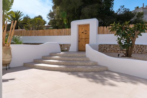 Villa Querida  Luxe 10 persoons Ibiza style villa: Javea, Costa Blanca, Spanje. Ingang
