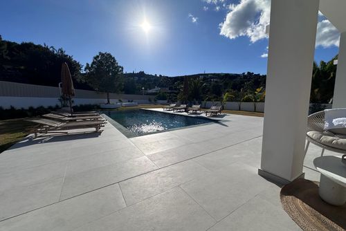 Villa Tranquila: Javea, Costa Blanca, Spanje. Buiten eethoek, Zwembad, Ligbedden en met privé zwembad en terras