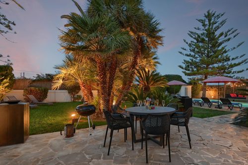Las Marinas 8 Bellissima e confortevole villa con piscina privata a Denia, Costa Blanca, Spagna, per 8 persone. La casa è situata in una zona balneare rurale e residenziale, vicino a ristoranti e bar, a 500 m dalla spiaggia Las Marinas, Denia e a 0,5 km dal Mediterraneo, Denia....