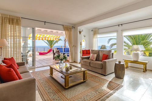 Campomanus Komfortable Villa in Altea, Costa Blanca, Spanien mit einem privaten Pool für 6 Personen. Das Haus befindet sich in einem hügeligen und ruhigen Wohngebiet, nur 200 m vom Strand Campomanes entfernt....