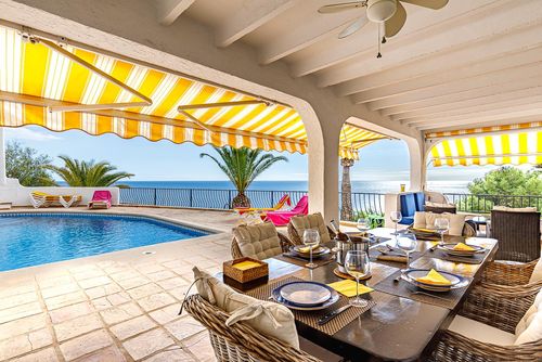 Campomanus Komfortable Villa in Altea, Costa Blanca, Spanien mit einem privaten Pool für 6 Personen. Das Haus befindet sich in einem hügeligen und ruhigen Wohngebiet, nur 200 m vom Strand Campomanes entfernt....