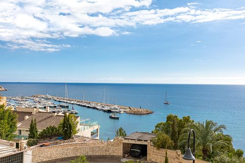 Campomanus Komfortable Villa in Altea, Costa Blanca, Spanien mit einem privaten Pool für 6 Personen. Das Haus befindet sich in einem hügeligen und ruhigen Wohngebiet, nur 200 m vom Strand Campomanes entfernt....