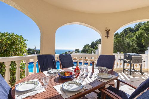 Casa Urlisa Villa cómoda en Altea, Costa Blanca, España, con piscina climatizada para 6 personas. La casa se encuentra en una zona residencial, montañosa y bosquesa....