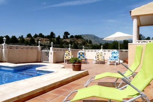 Sierra Verde Polop Villa in Altea, Costa Blanca, Spanien mit privatem Pool für 6 Personen. Das Haus befindet sich in einer hügeligen, ländlichen, bewaldeten und Wohngegend....