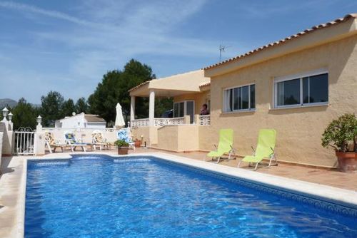 Sierra Verde Polop Villa mit privatem Pool in Altea, Costa Blanca, Spanien für 6 Personen. Das Haus befindet sich in einer hügeligen, ländlichen, bewaldeten und Wohngegend....