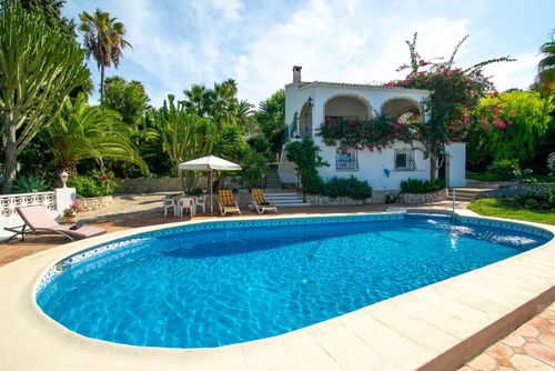 La Perla Prachtige en comfortabele villa met privézwembad in Jávea, Costa Blanca, Spanje voor 6 personen. Het huis is gelegen in een residentiële strandomgeving, dicht bij restaurants en bars en op 3 km van El Arenal, het strand van Jávea....