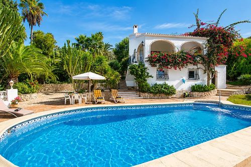 La Perla Wunderschöne und komfortable Villa in Xàbia, Costa Blanca, Spanien mit privatem Pool für 6 Personen. Das Haus befindet sich in einer Wohngegend am Strand, in der Nähe von Restaurants und Bars und 3 km vom Strand El Arenal, Xàbia, entfernt....