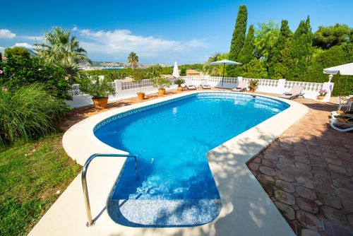 La Perla Wunderschöne und komfortable Villa in Xàbia, Costa Blanca, Spanien mit privatem Pool für 6 Personen. Das Haus befindet sich in einer Wohngegend am Strand, in der Nähe von Restaurants und Bars und 3 km vom Strand El Arenal, Xàbia, entfernt....