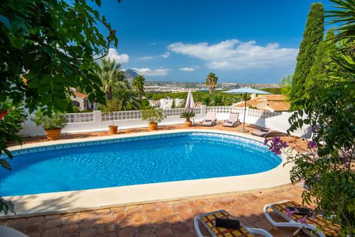 La Perla Belle et confortable villa à Xàbia, Costa Blanca, Espagne avec piscine privée pour 6 personnes. La maison est située dans un quartier résidentiel près de la plage, à proximité des restaurants et bars et à 3 km de la plage El Arenal, Xàbia....