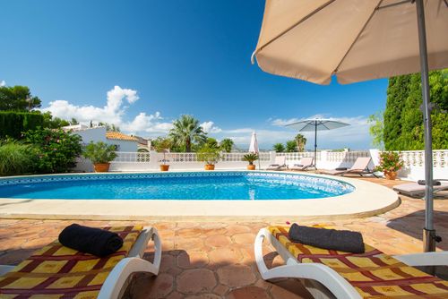 La Perla Mooie en comfortabele villa in Xàbia, Costa Blanca, Spanje met privézwembad voor 6 personen. Het huis is gelegen in een residentiële strandwijk, dicht bij restaurants en bars en op 3 km van El Arenal, het strand van Xàbia....