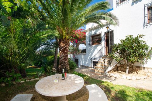 La Perla Wunderschöne und komfortable Villa in Xàbia, Costa Blanca, Spanien mit privatem Pool für 6 Personen. Das Haus befindet sich in einer Wohngegend am Strand, in der Nähe von Restaurants und Bars und 3 km vom Strand El Arenal, Xàbia, entfernt....