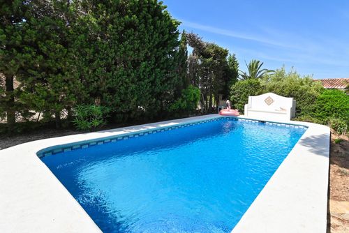 La Gaviota Clásica y encantadora casa de vacaciones en Xàbia, Costa Blanca, España, con piscina privada para 6 personas. La casa se encuentra en una zona de playa residencial y arbolada....