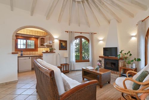 La Gaviota Klassiek en mooi vakantiehuis in Xàbia, Costa Blanca, Spanje met privézwembad voor 6 personen. Het huis is gelegen in een bosrijke en residentiële strandomgeving....