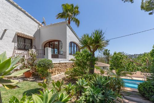Villa Maria Classic and nice villa in Jávea, Costa Blanca, Spain with private pool for 6 persons. The house is situated in a wooded and residential beach area....