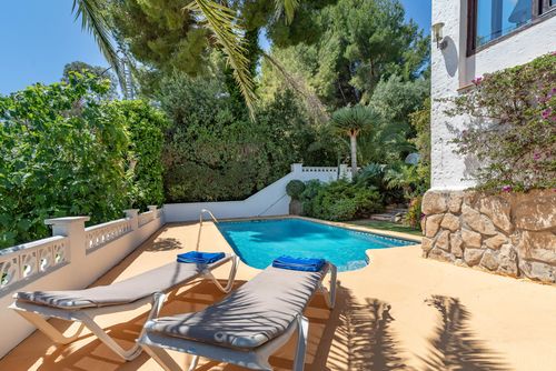 Villa Maria Clásica y encantadora villa en Jávea, Costa Blanca, España con piscina privada para 6 personas. La casa está situada en una zona residencial y arbolada junto a la playa....