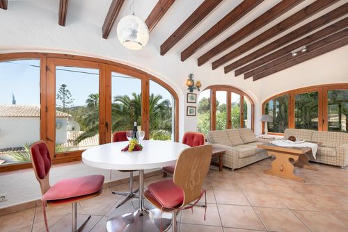 Villa Maria Clásica y encantadora villa en Jávea, Costa Blanca, España con piscina privada para 6 personas. La casa está situada en una zona residencial y arbolada junto a la playa....