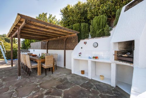 Villa Escocia Grande et confortable villa à Jávea, Costa Blanca, Espagne avec piscine privée pour 12 personnes. La maison est située dans une zone boisée et urbaine près de la plage....