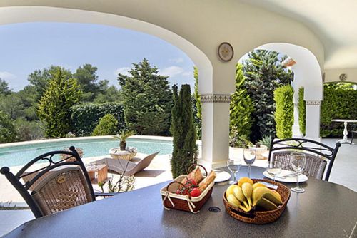 La Cumbre Villa cómoda con piscina privada en Jávea, Costa Blanca, España para 6 personas. La casa está situada en una zona residencial y arbolada, a 1 km de la playa La Barraca, Jávea....