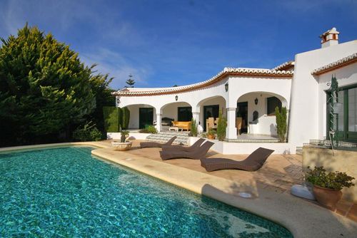La Cumbre Komfortable Villa mit privatem Pool in Jávea, Costa Blanca, Spanien für 6 Personen. Das Haus befindet sich in einer bewaldeten und Wohngegend und ist 1 km vom Strand La Barraca, Jávea entfernt....