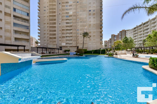 Apolo XVI 1 4 18 Komfortables Apartment mit Gemeinschaftspool in Calpe, Costa Blanca, Spanien für 4 Personen. Das Apartment befindet sich in der Nähe von Restaurants und Bars, Geschäften und Supermärkten und ist nur 25 m vom Strand La Fossa / Levante entfernt....