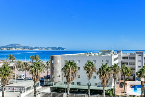 Apolo XVI 1 4 18 Komfortables Apartment mit Gemeinschaftspool in Calpe, Costa Blanca, Spanien für 4 Personen. Das Apartment befindet sich in der Nähe von Restaurants und Bars, Geschäften und Supermärkten und ist nur 25 m vom Strand La Fossa / Levante entfernt....