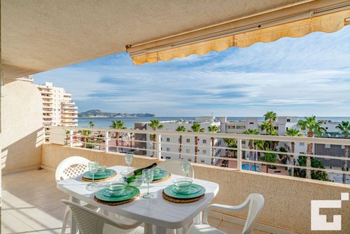 Apolo XVI 1 4 18 Appartamento confortevole con piscina comune a Calpe, Costa Blanca, Spagna, per 4 persone. L'appartamento è situato vicino a ristoranti e bar, negozi e supermercati, ed è a 25 m dalla spiaggia di La Fossa / Levante....