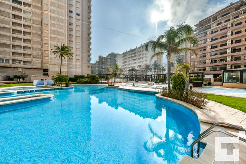 Apolo XVI 1 4 19 Comfortabel appartement met gemeenschappelijk zwembad in Calpe, Costa Blanca, Spanje voor 4 personen. Het appartement is gelegen dicht bij restaurants en bars, winkels en supermarkten, en ligt op 25 m van het La Fossa / Levante strand....
