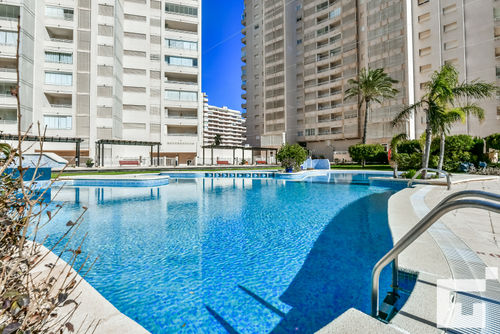 Apolo XVI 73 Apartment with communal pool in Calpe, Costa Blanca, Spain for 4 persons. The apartment is situated close to restaurants and bars, shops and supermarkets, and is 25 m from La Fossa / Levante beach....