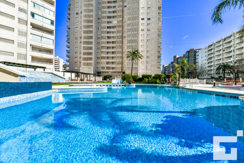 Apolo XVI 2 4 19 Comfortabel appartement in Calpe, Costa Blanca, Spanje met een gemeenschappelijk zwembad voor 4 personen. Het appartement is gelegen nabij restaurants en bars, winkels en supermarkten, en op 25 m van het strand van La Fossa / Levante....