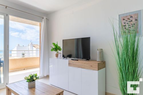 Apolo XIX 34L Apartamento cómodo con piscina comunitaria en Calpe, Costa Blanca, España, para 6 personas. El apartamento está situado cerca de restaurantes y bares, tiendas y supermercados, y a 100 m de la playa de La Fossa / Levante....