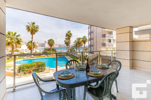 Mesana 13 - Grupo Turis Appartement à Calpe, Costa Blanca, Espagne avec piscine communautaire pour 4 personnes. L'appartement est situé à proximité de restaurants et bars, de boutiques et supermarchés, et se trouve à 25 m de la plage de La Fossa / Levante....